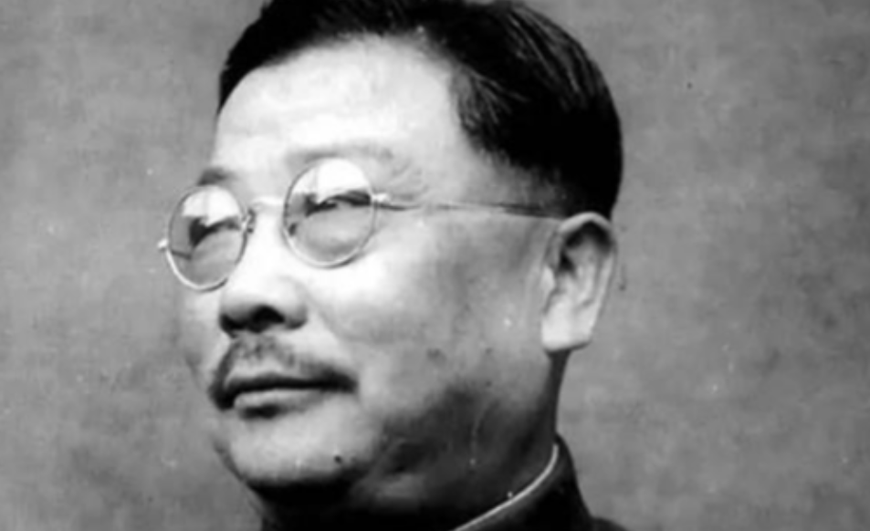 1937年，李克农外出散步，一个戴草帽的老农朝他扔了一个纸团，直到他弯腰捡起纸团
