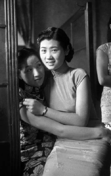 1930年代，一名不想接客上海青楼女子
当时的上海，青楼盛行。很多穷苦人家的孩子