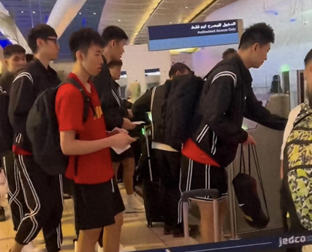 以亚军结束亚洲杯征程的中国男篮，在当地时间18日下午从沙特阿拉伯启程回国。抵达海