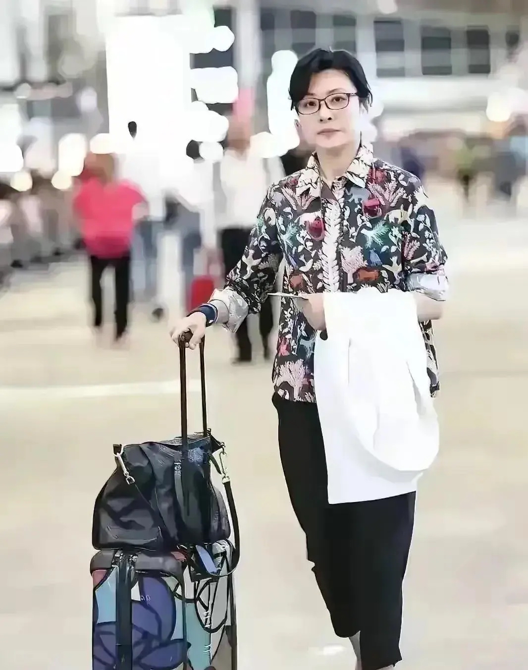 周涛非常有气质，出行自己拖行李，真低调