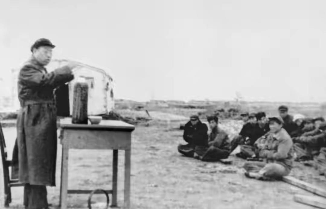 1961年，时任国家地质部副部长旷扶兆将军（分管组织领导地矿，石油勘探工作，左站