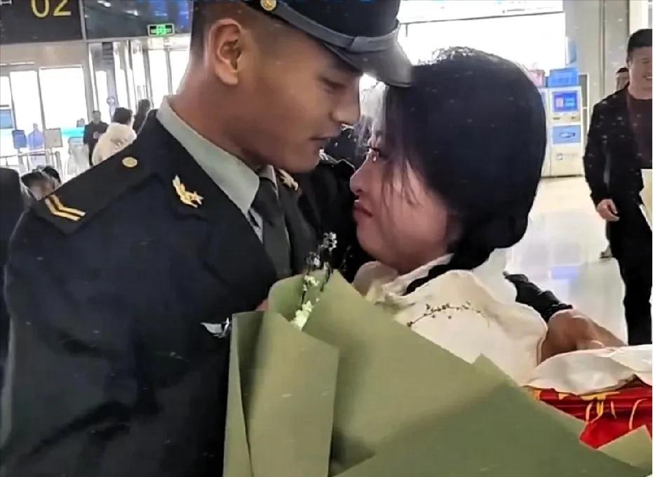 这张照片是兵哥哥回家时， 在机场出口，先抱了媳妇好一阵子，才去抱了旁边的妈妈，这