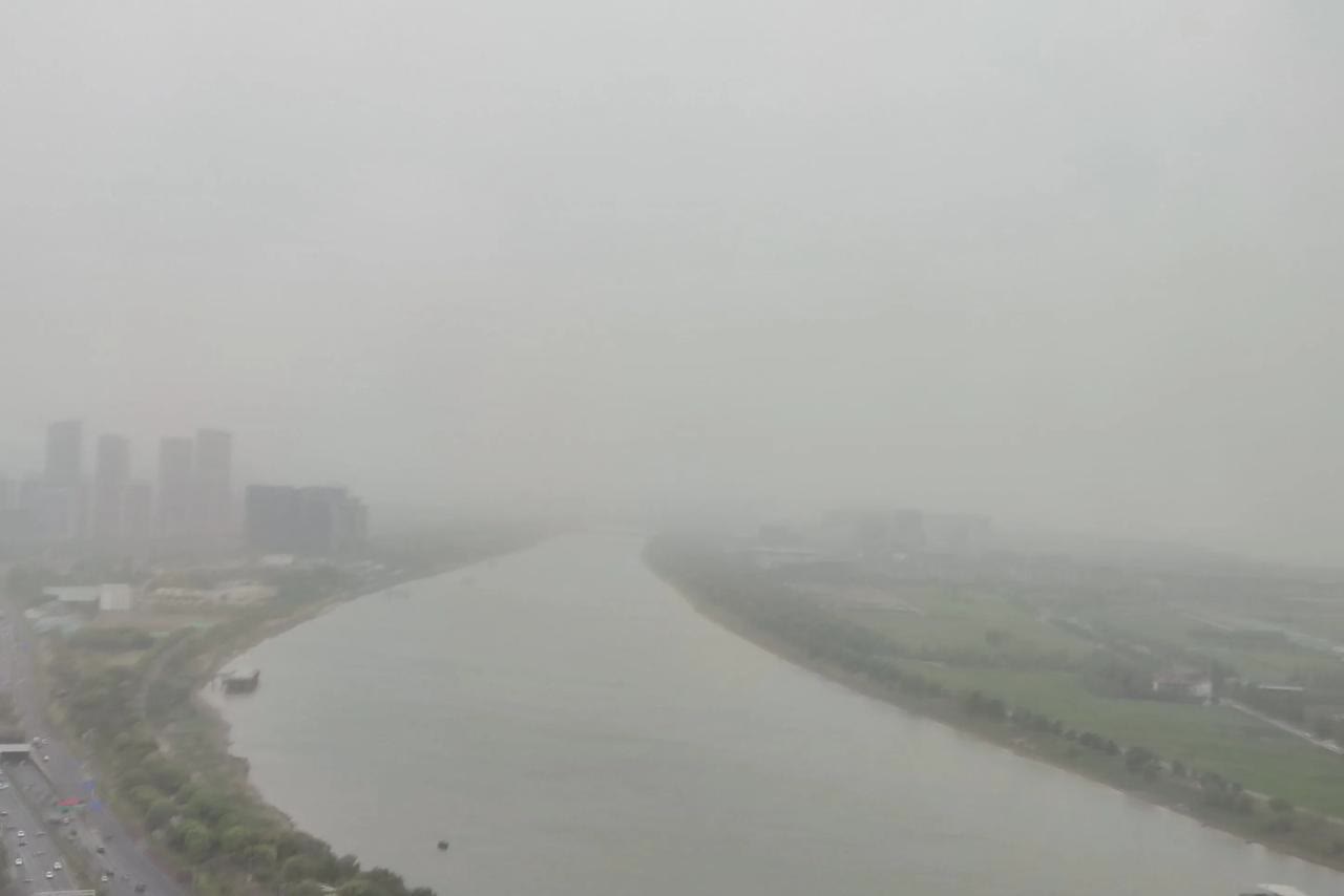 北方才有的泥雨下到江南来啦，真是要命，这完全不是清明时节雨纷纷，路上行人欲断魂，