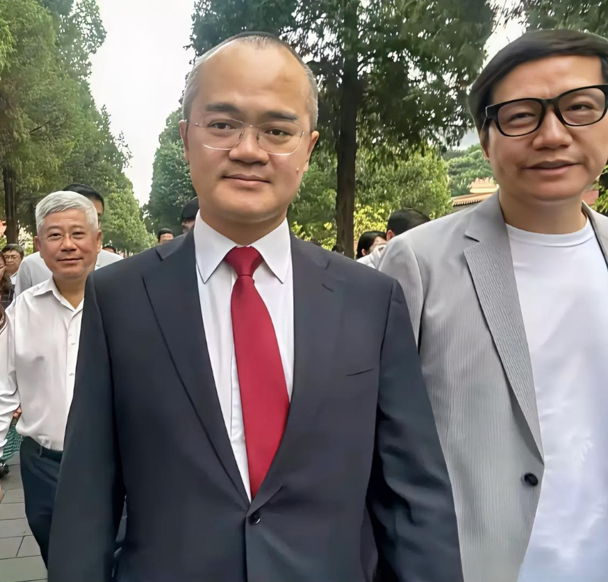王兴也去参加阅兵了！
黑西装、白衬衣、红领带，可以看出来他很重视这次能去参加阅兵