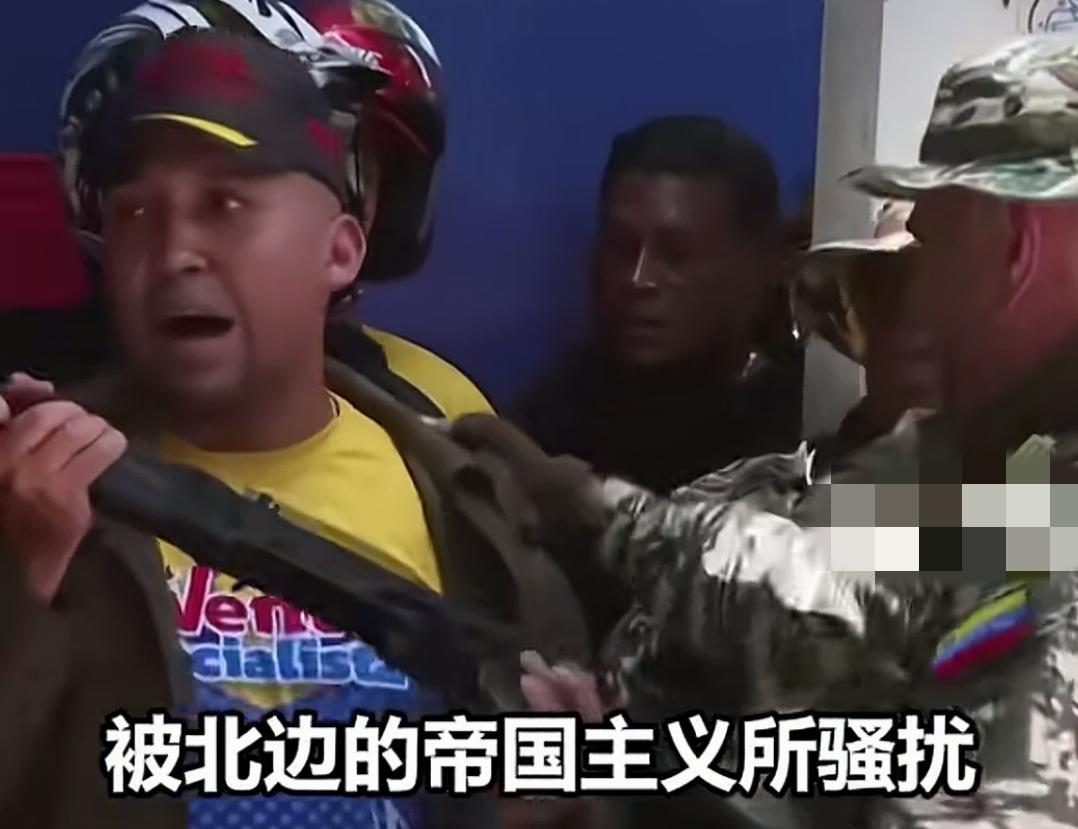 从国防部长手中接过钢枪，大叔眼神坚毅，另一位大叔则转身怒吼，恨不得马上跟美国大兵
