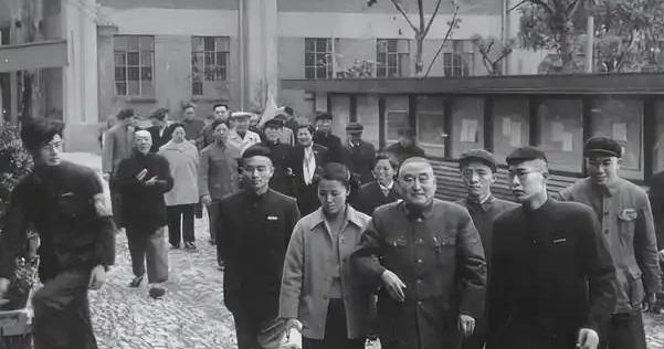 1949年，黄竞武被捕，敌人见他不屈服，就把他活埋。当泥土将他全部埋没时，敌人正