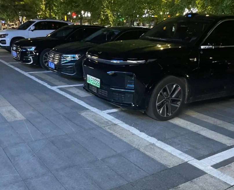 理想车主到底干了啥？让全网都在骂理想？
最近刷到最多的就是理想车主乱停车、乱占道