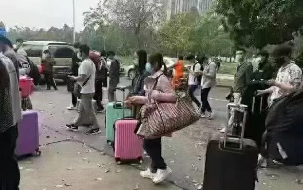 在农村底层女孩
你又嫁农村底层男人
也不能出去外面打工
在婆家带二三个小孩
一天