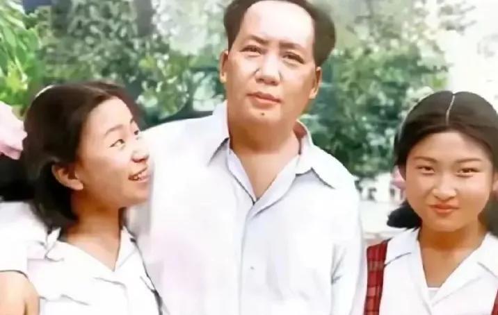 李敏，李讷依偎在爸爸身边，爸爸是靠山，精神寄托，女儿是爸爸的小棉袄，温暖又温馨，