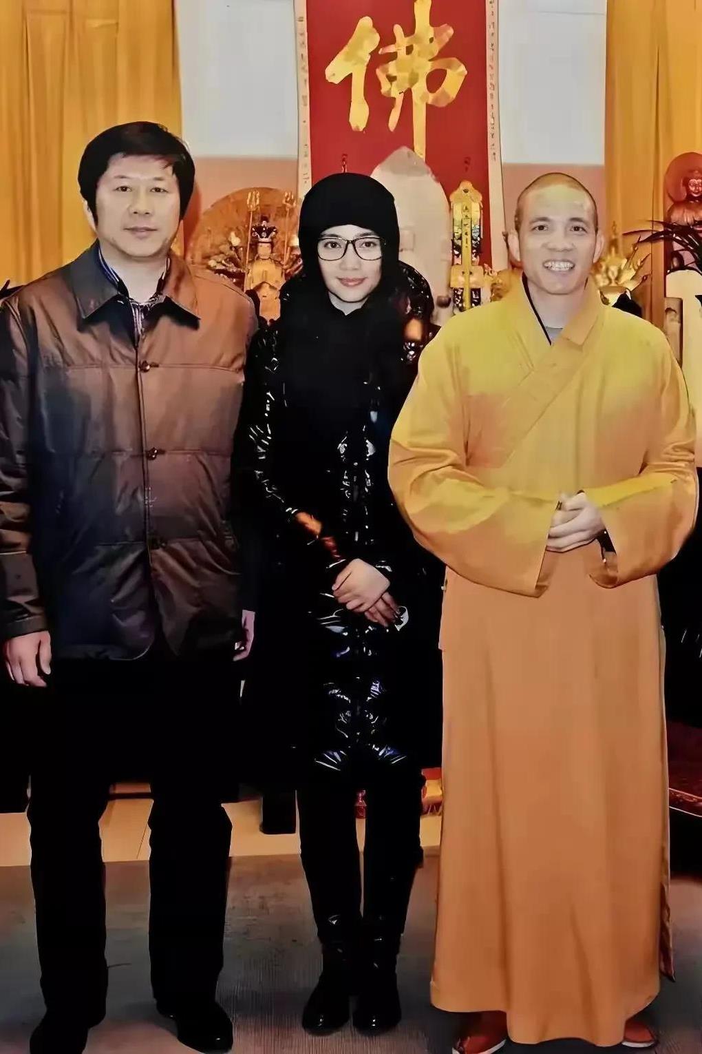 俗人为什么都喜欢和世外高人合影留念呢，一直都没有搞懂这个问题，画面上的这两个俗人
