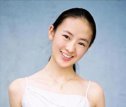 2003年，张国立的儿子张默在中戏门口殴打女友童瑶，18岁的童谣被打到跪地求饶：