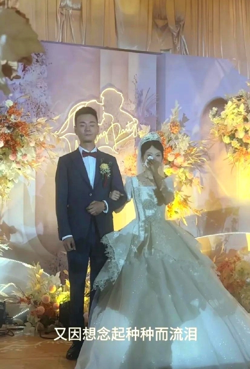 厉怀远于今日晒出了他在2012年与妻子结婚前拍摄的婚纱照。

照片中的厉怀远妻子