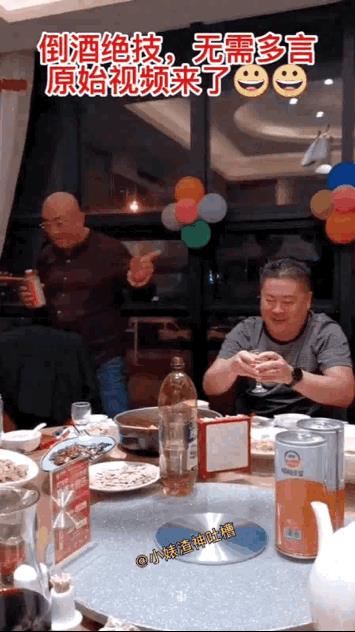 哟哟…还是满上…
酒席上朋友劝酒的最高境界就是这位了，见朋友把杯子藏起来后就要把