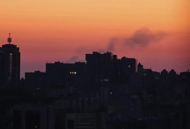 乌多地凌晨剧烈爆炸，美弹药军列午夜被炸，泽连斯基轻信最大靠山付出惨痛代价。

在