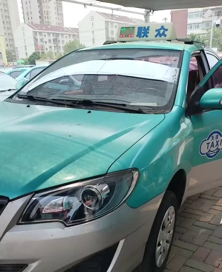 你们见过跑两万公里的花冠吗？两万公里表在这放着。两万零一百五十六公里的车报废了。