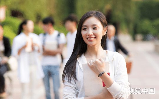 高考前女孩被同学嘲讽是学渣，后来却逆袭成高考状元，众人惊了
