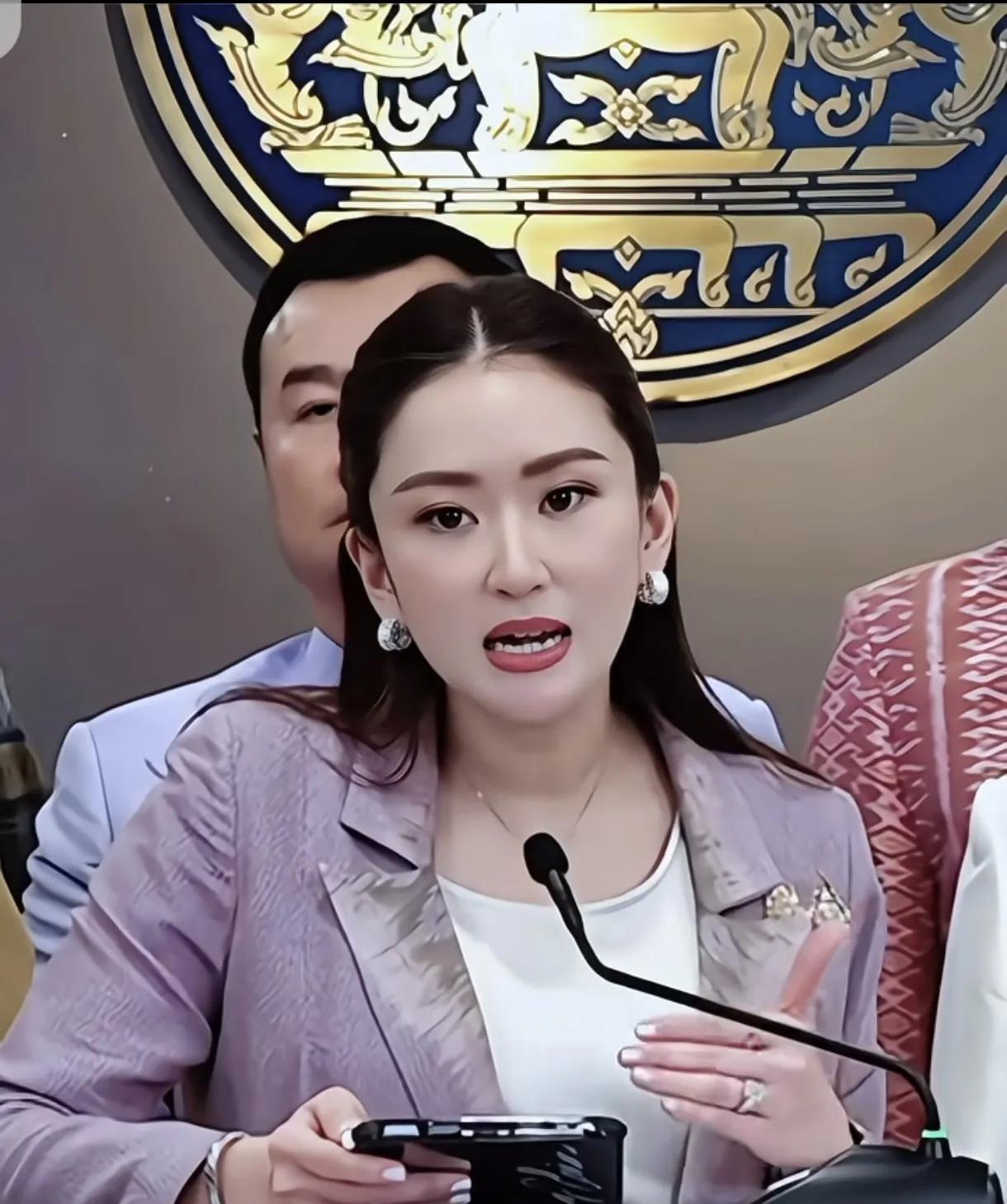 泰国前总理来我国访问过，知道她美丽，智慧，知性，时尚，还和我们合作一些项目，促进