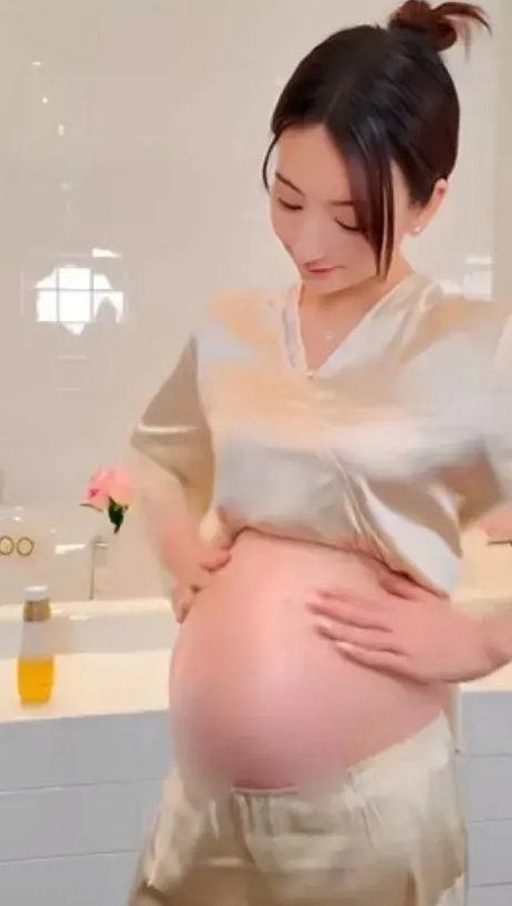 方媛穿2000块真丝睡衣晒孕肚，网友说肚子又尖又翘应该是儿子，郭富城要儿女双全了