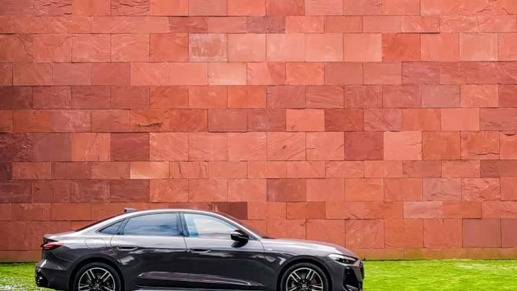 反差中的和谐美感，都藏在全新一汽奥迪A5L这抹“丹霞棕”里