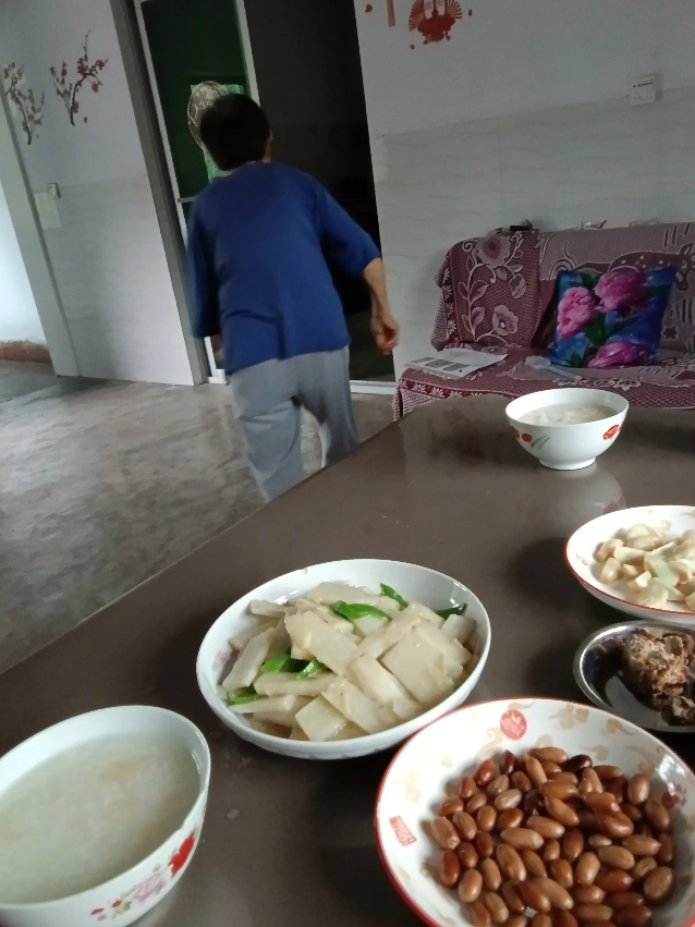 搞不懂我的婆婆，吃个稀饭，用得着这样做吗？

早上我要吃干饭，她坚持要吃稀饭，那