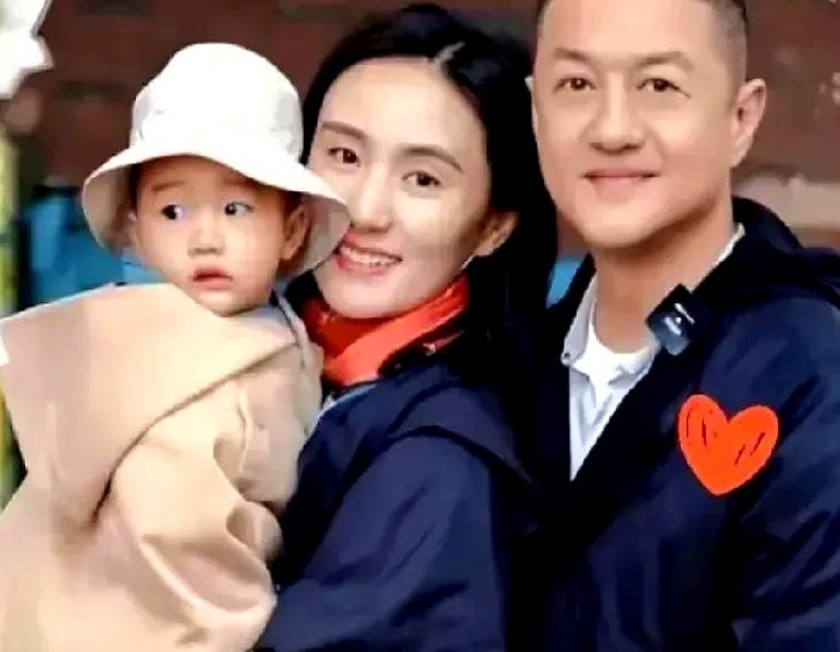 太意外了！李亚鹏再度官宣离婚消息，孩子跟着妈妈一起生活。
 
鹏哥，你别不好意思