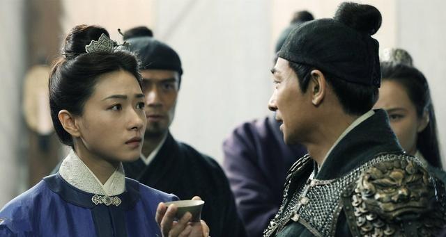 1561年，戚继光在外偷偷纳了小妾，并生了5个儿子，妻子王氏得知后，抄起一把长刀
