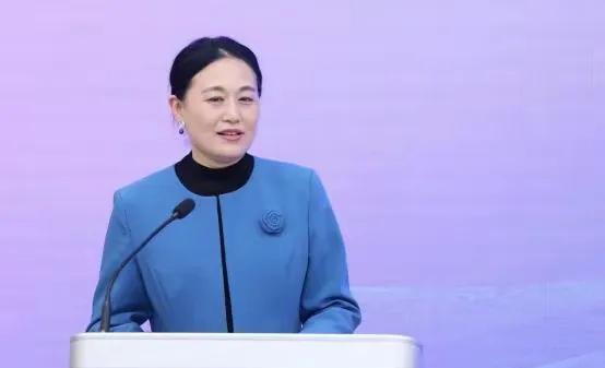 北京语言大学国贸系主任张爱玲遇意外离世 目击者：在清华大学内骑车时被树砸中！
这