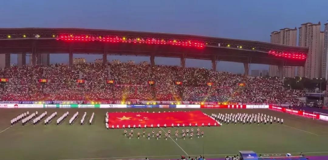 苏超南通VS盐城开赛，巨大的国旗，几万人齐唱《歌唱祖国》，我看视频都激动的眼眶湿