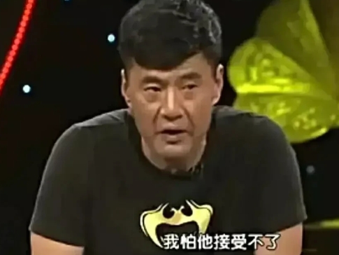2003年，于荣光的父亲被确诊为癌症晚期，最多能活半年。于荣光不听医生和家人的劝