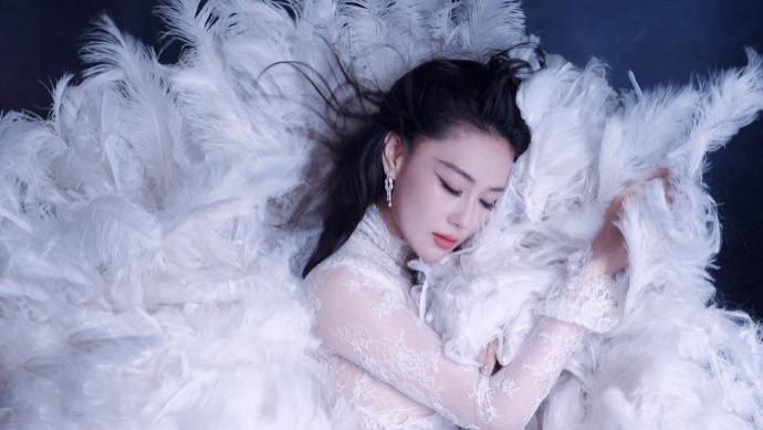 张馨予化身圣洁天鹅，从军嫂到时尚女王，她的每一步都美到骨子里