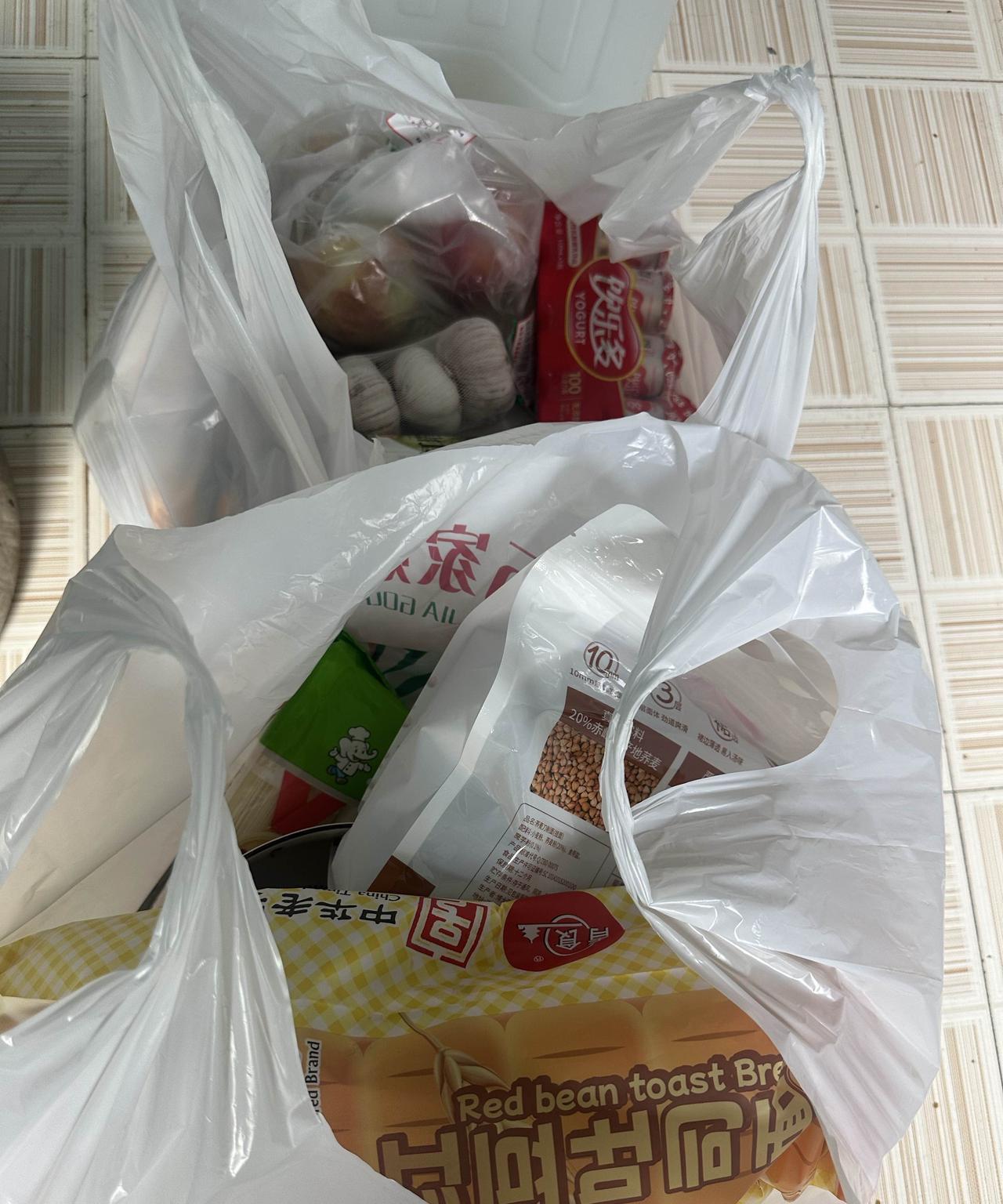 美其名曰去送狗做美容，然后又去超市溜达了一圈，这是我住在村里唯一的快乐了，只有出