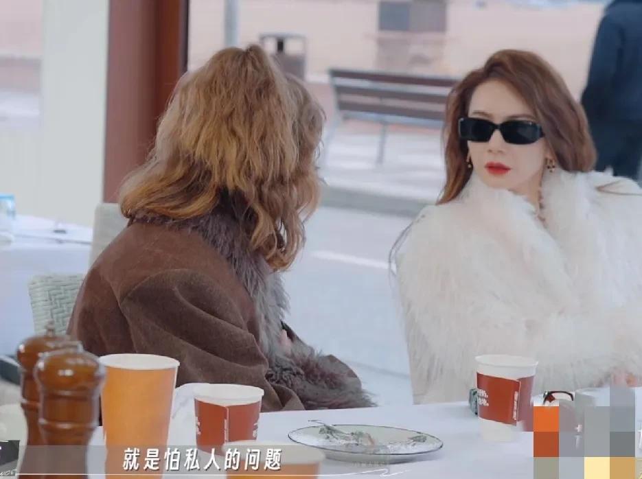 阿诺问戚薇：“你们平常拍照都是在哪里洗的照片啊？我怕隐私泄露不靠谱。”李承铉：“