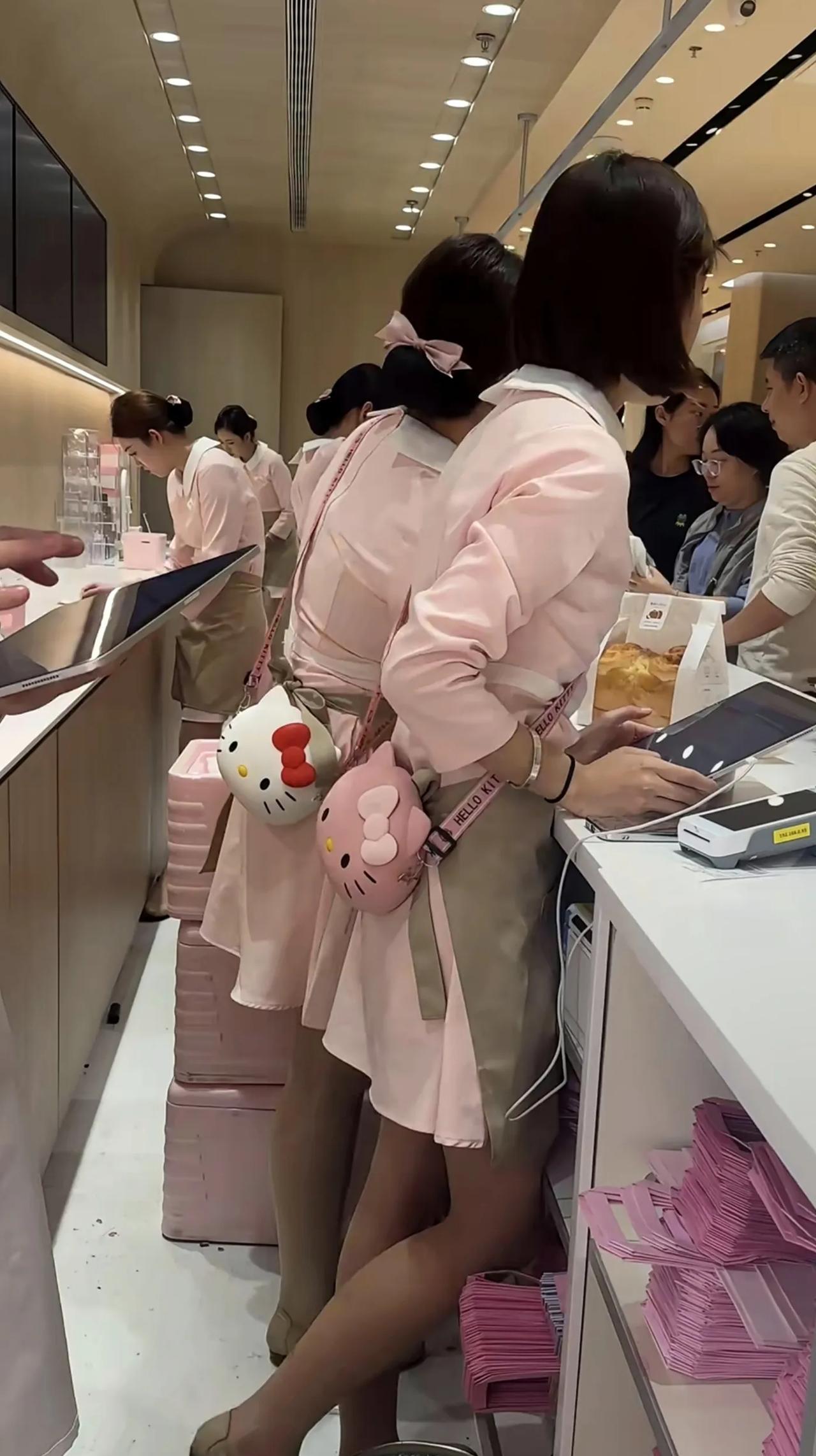 端午三天不回家，在一蛋糕店找了一个兼职做做！因为舍不得回家要好几百的车费，假期也