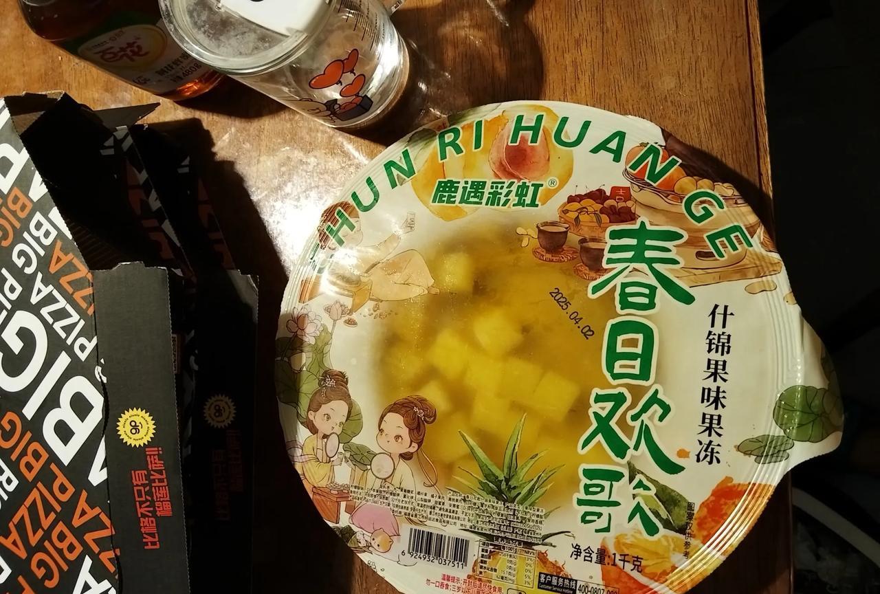 跟盆一样大的果冻，想吃的时候特别有压力，一家三口都得在家，一个都不能少[大笑]