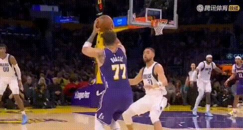 你状元？东契奇多次戏耍弗拉格！
图1：老招式——晃起腋下假传再后仰；图2：1节单