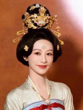 杨紫最让人佩服的，不是连续两次提名白玉兰女主，也不是在90后女星里无人能敌。
而