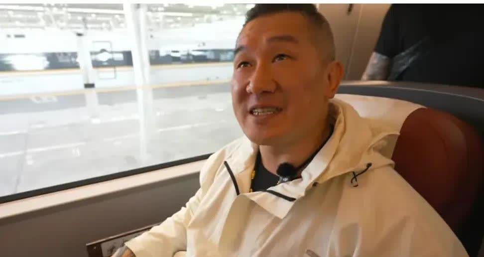 台湾网红乘坐上海到杭州的高铁，靠背赫然醒目，这下对岸的绿蛙应该相信大陆高铁有靠背