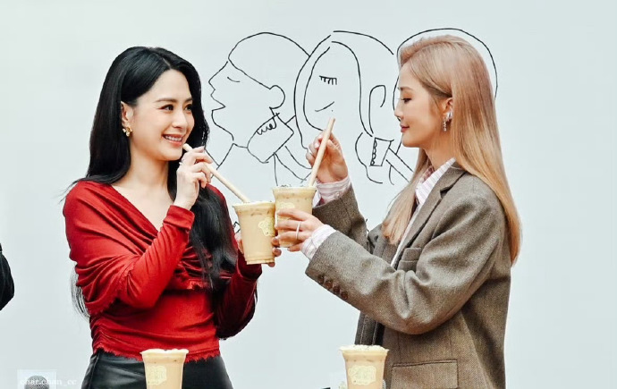 44岁阿娇与43岁阿Sa同框，虽然年龄大了状态还是可以的～ ​​​