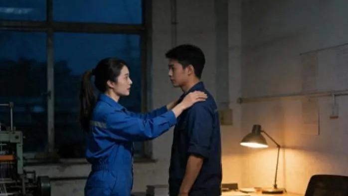 95 年进厂跟女师傅学 8 年，临别夜她拉我进办公室，说再教我最后一次