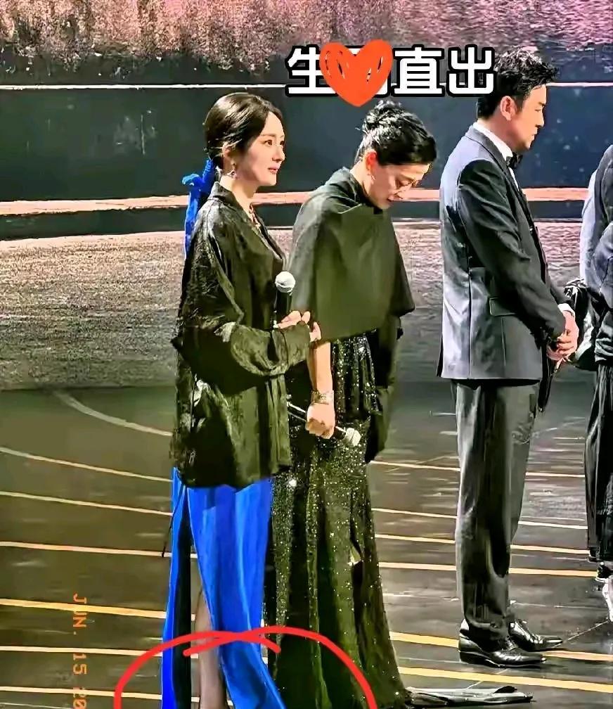 这要不是在参加活动，站在台上
还以为杨幂为了追求松弛感
把酒店拖鞋急急忙忙穿不出