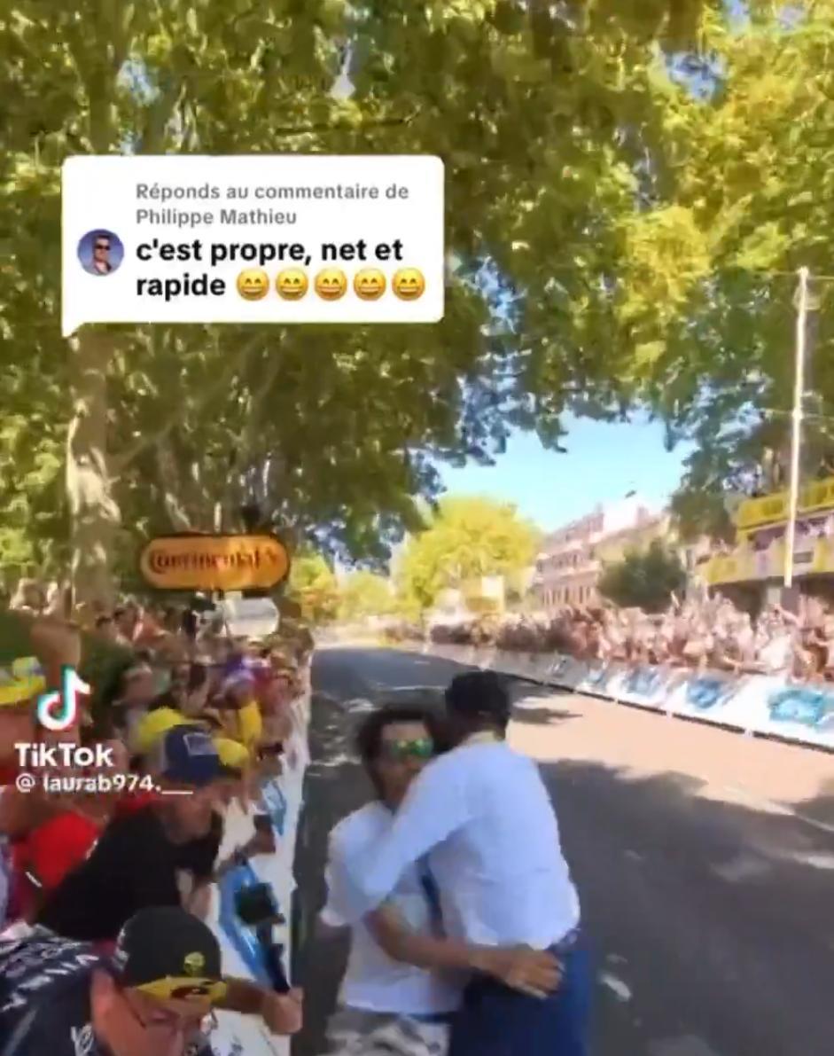 7月19日，一名支持“自由巴勒斯坦”的抗议者头戴巴勒斯坦头巾，突然闯入环法自行车