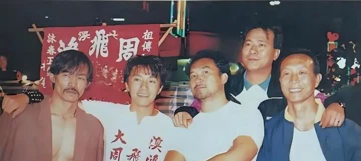 当年的香港街头李修贤与周星驰等的一张留影，李修贤曾与刘嘉玲有过一段恋情