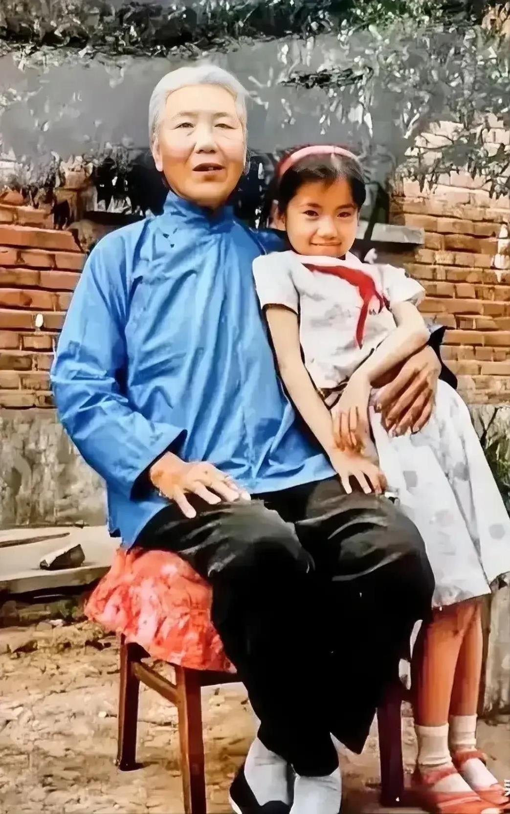 看照片里那个可爱小姑娘，谁能想到长大后成了大明星。有位女星，1979 年出生在北