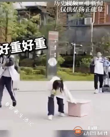 小暖男一枚！在四川，一名男生放学后，在回家路上看到一位陌生女同学搬箱子十分吃力…