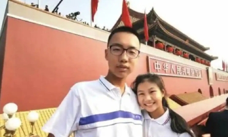 毛新宇15年前后一家四口的变化，儿子神似伟人，高大帅气！
