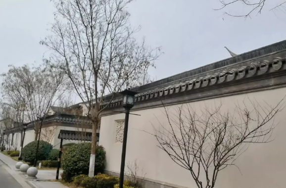 据说郭德纲现在住在这个小区了。据说他直播的时候说的自己现在不住在西北角的惠灵顿了