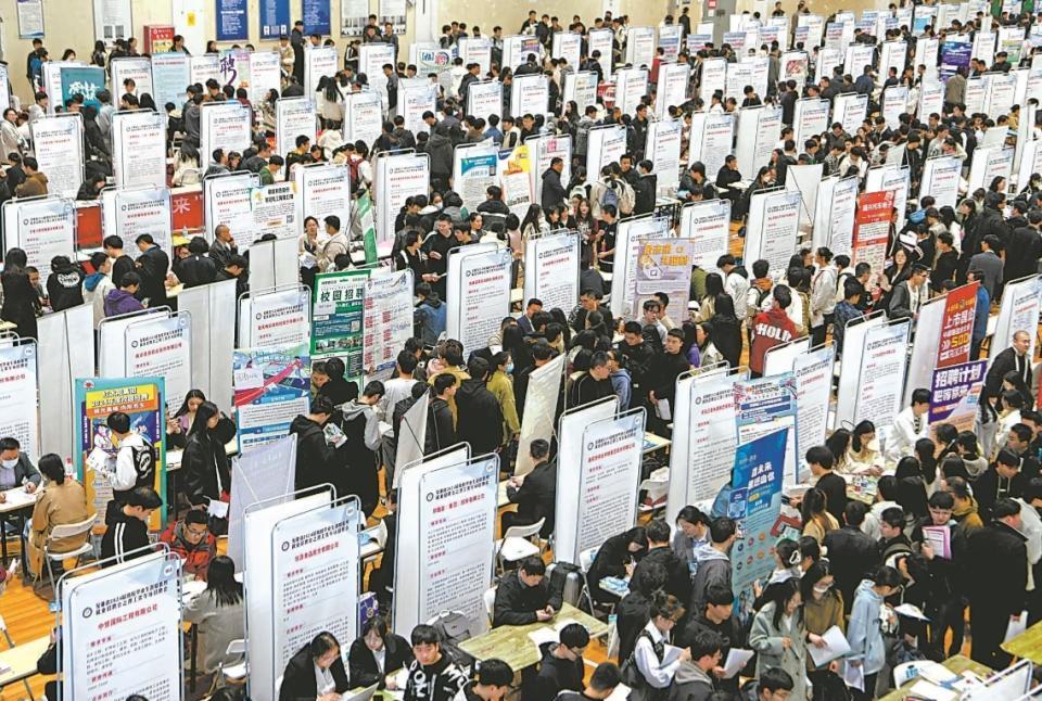 学历不是现在没用的！
有些人一直归结于学历无用论，说本科、硕士甚至博士都一抓一大
