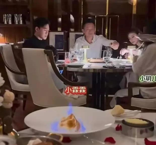 汪小菲豪掷千金！后妈同桌，玥儿淑女箖儿刷手机
人均800元的高级西餐厅里，汪小菲