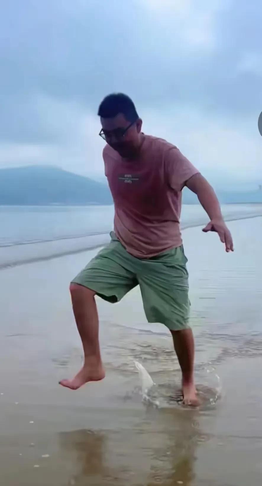 真的奇怪了，现在网暴郭威算什么？郭威和老婆孩子去旅游了，又被骂！
这些人骂郭威不