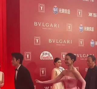 人家手都快伸出去二里地了，朱一龙你是真的头也不回，坚定大步转身就走，像是下定某种